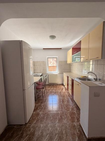 Apartament cu 3 camere semidecomandat, mobilat în Central
