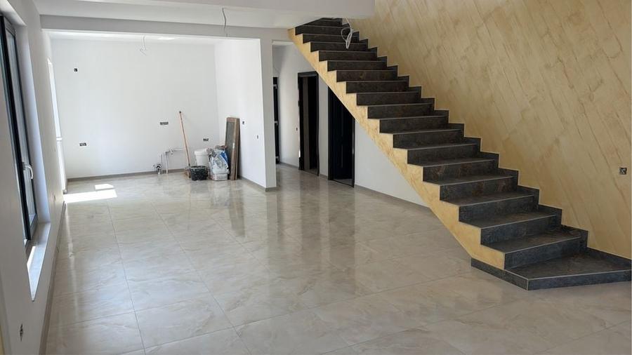 Casă cu 3 camere în Costi