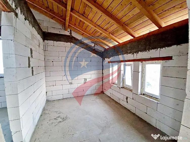Casă cu 7 camere cu Teren 500 Mp în Central