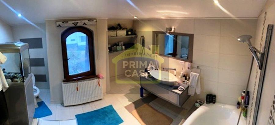 Duplex cu 10 camere cu Canalizare în Săsar