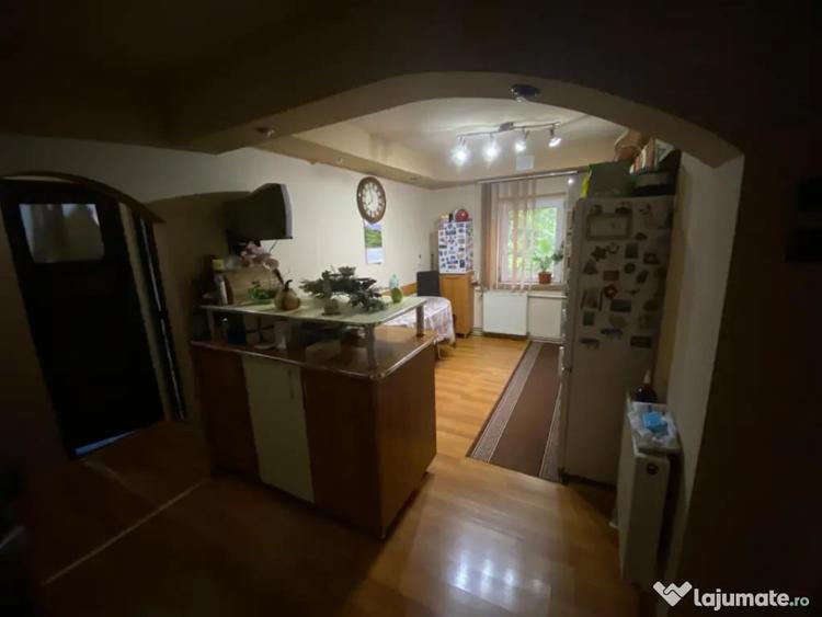 Apartament cu 3 camere decomandat în 1 Mai