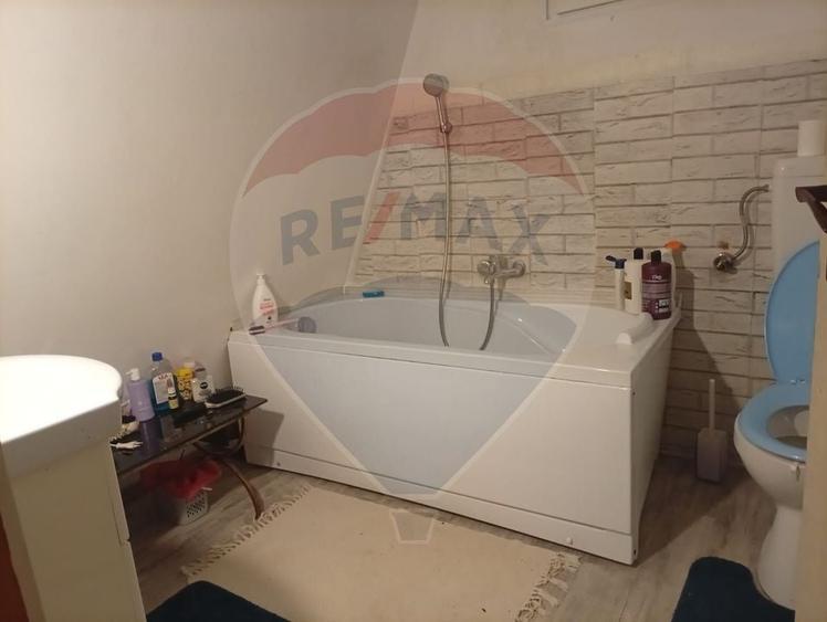 Casă individuală cu 6 camere cu Teren 37812 Mp în Dorna Candrenilor