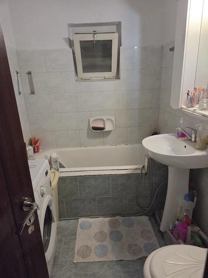 Apartament cu 3 camere decomandat, mobilat în Rovine