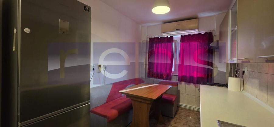 Apartament cu 4 camere semidecomandat, mobilat în Tineretului