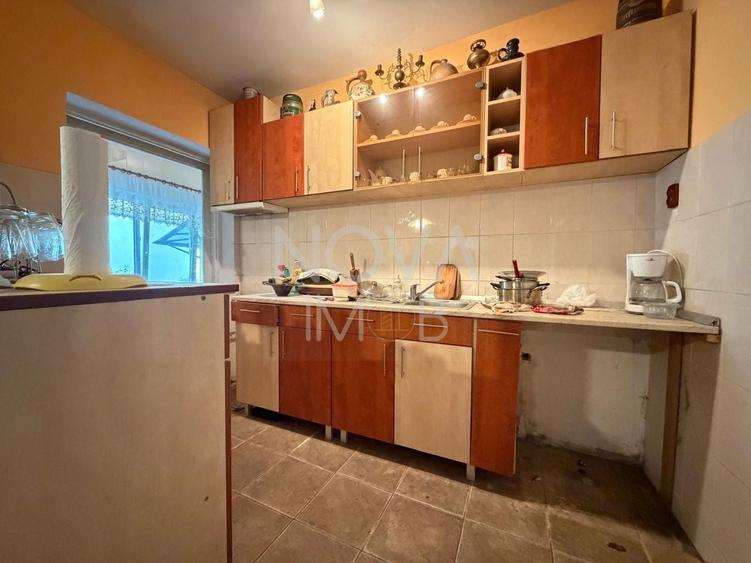 Casă individuală cu 6 camere cu Canalizare în Central