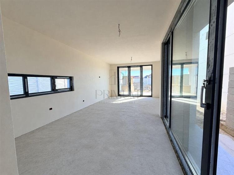 Duplex cu 5 camere cu Canalizare în Moșnița Nouă