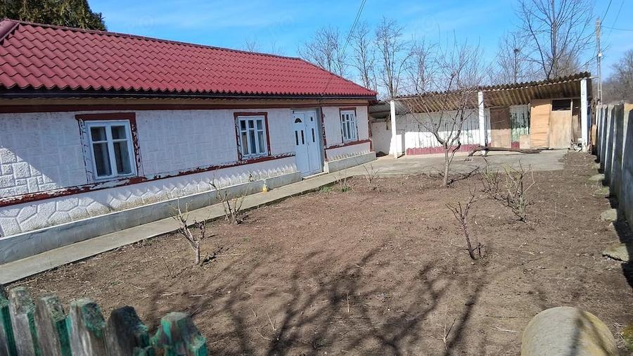 Casă cu 5 camere cu Teren 2200 Mp în Zăvoaia