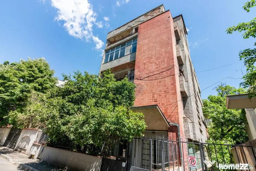 Apartament cu 4 camere decomandat în Primăverii