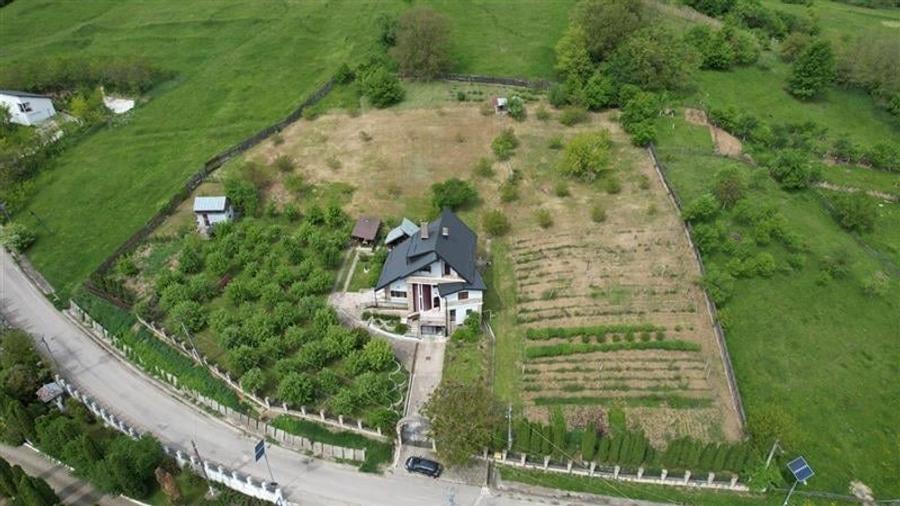 Casă individuală cu 8 camere cu Teren 7788 Mp în Exterior Nord