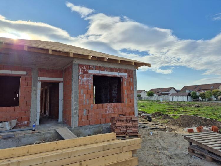 Casă individuală cu 4 camere cu Canalizare în Vladimirescu