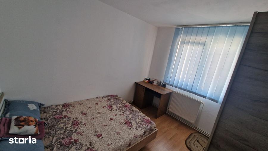 Apartament cu 3 camere semidecomandat în Tractorul