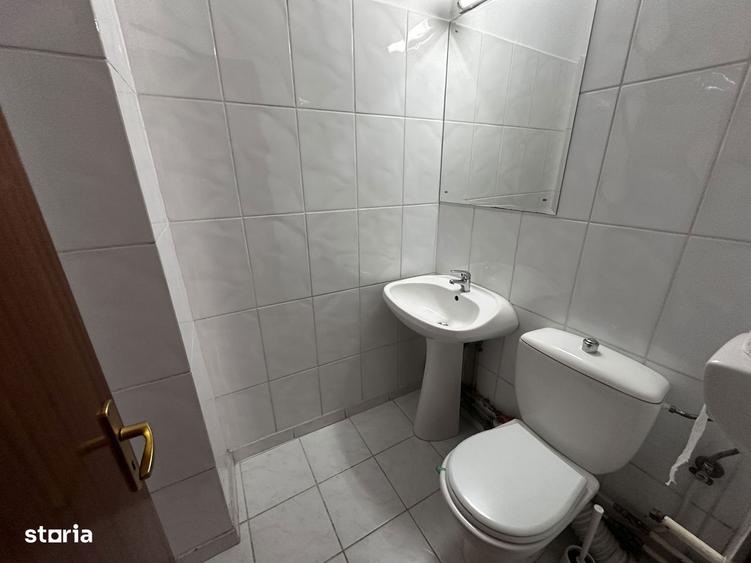 Apartament cu 3 camere semidecomandat, mobilat în Văcăresti
