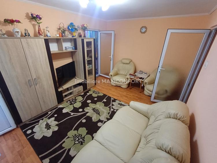 Apartament cu 3 camere semidecomandat în Viziru 1