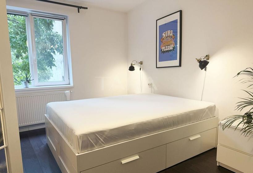 Apartament cu 3 camere semidecomandat, mobilat în Central