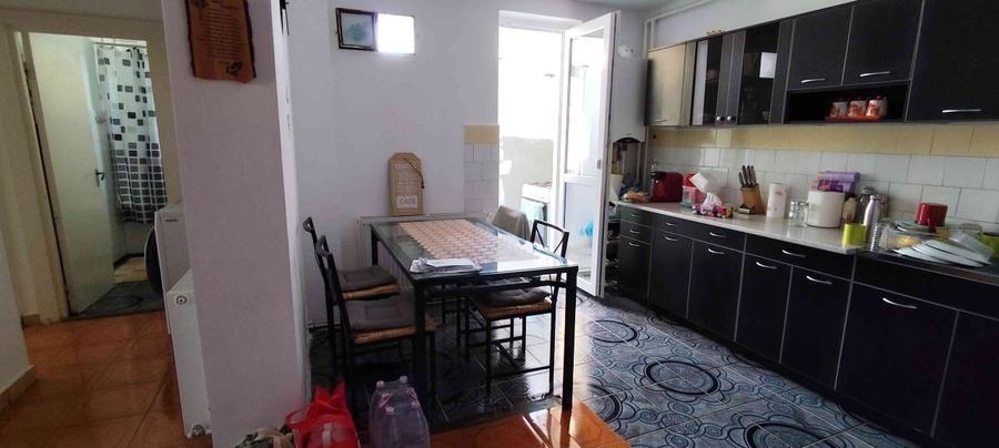 Apartament cu 3 camere decomandat, mobilat în Central