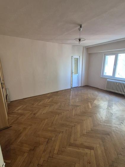 Apartament cu 3 camere decomandat în Exterior Vest