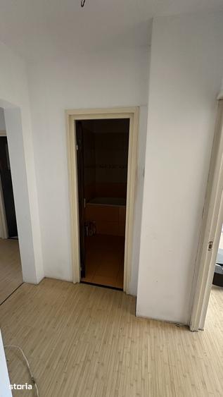 Apartament cu 4 camere semidecomandat în Colentina