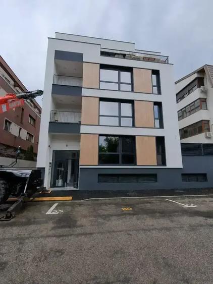 Apartament cu 3 camere semidecomandat în Vitan