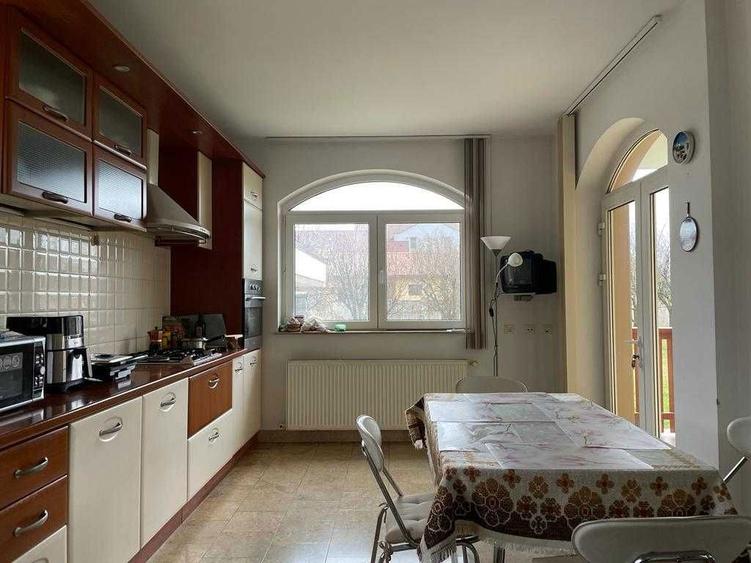 Casă cu 4 camere în Central