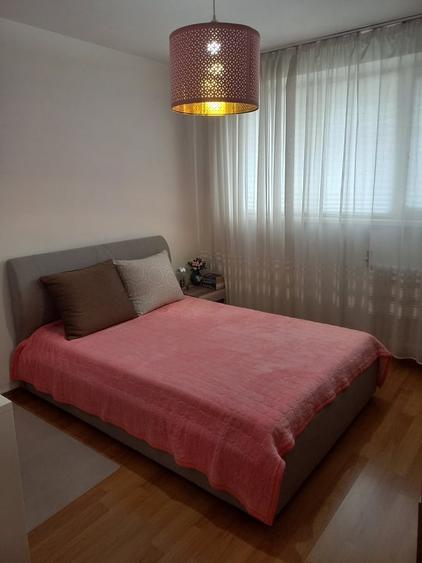 Apartament cu 3 camere decomandat în Valea Oltului