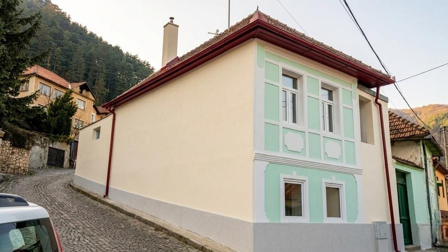 Casă individuală cu 4 camere cu Canalizare în Schei