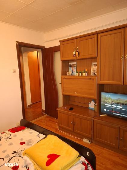 Apartament cu 3 camere decomandat în Rovine