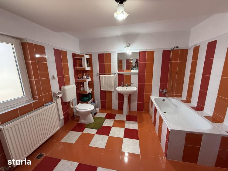 Casă cu 9 camere cu Teren 238 Mp în Central