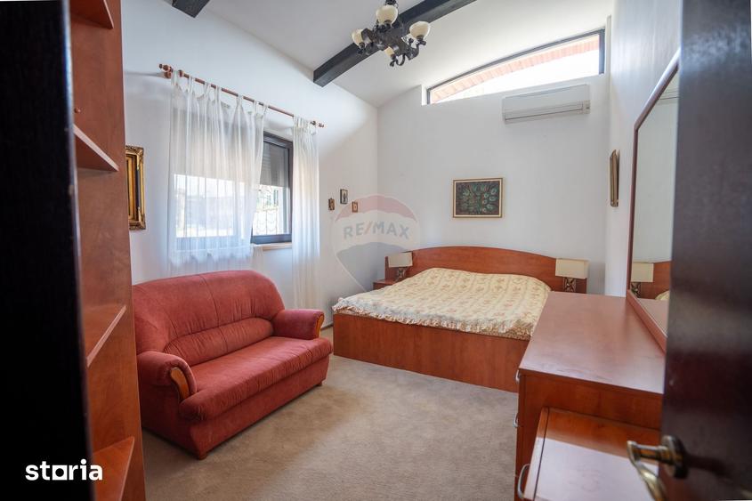 Casă cu 4 camere cu Teren 3000 Mp în Central