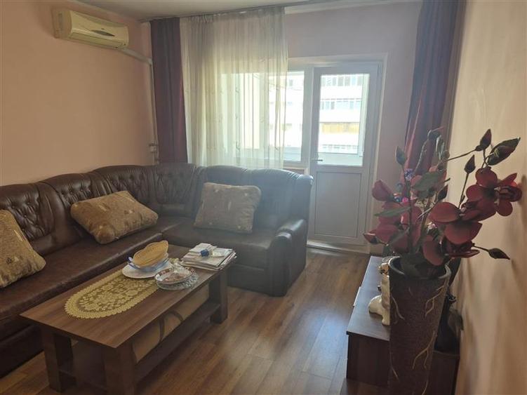 Apartament cu 3 camere semidecomandat în Pantelimon