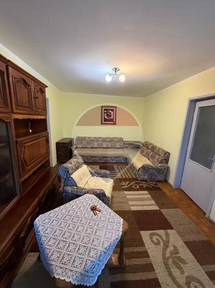 Apartament cu 2 camere decomandat, mobilat în Săsar