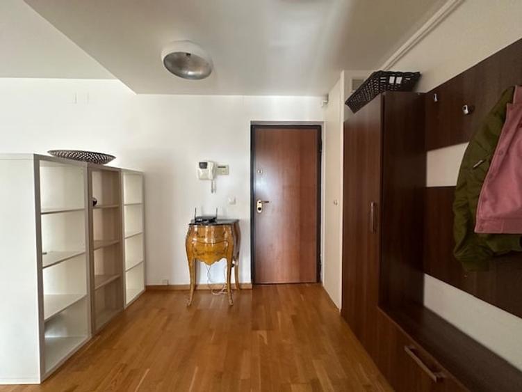 Apartament cu 3 camere semidecomandat în Sisești