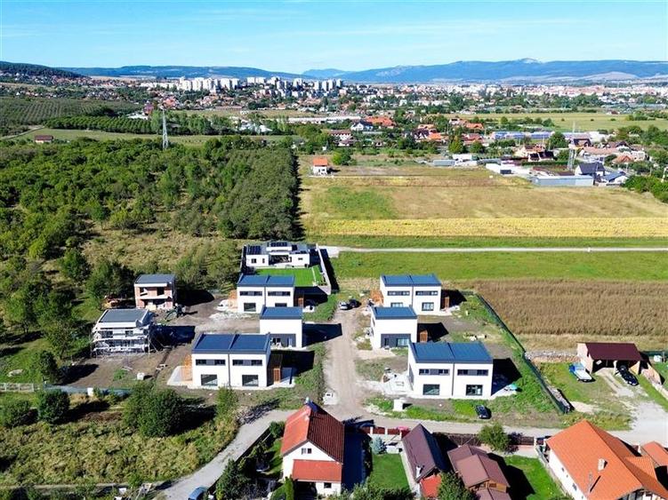 Duplex cu 3 camere cu Canalizare în Exterior Est