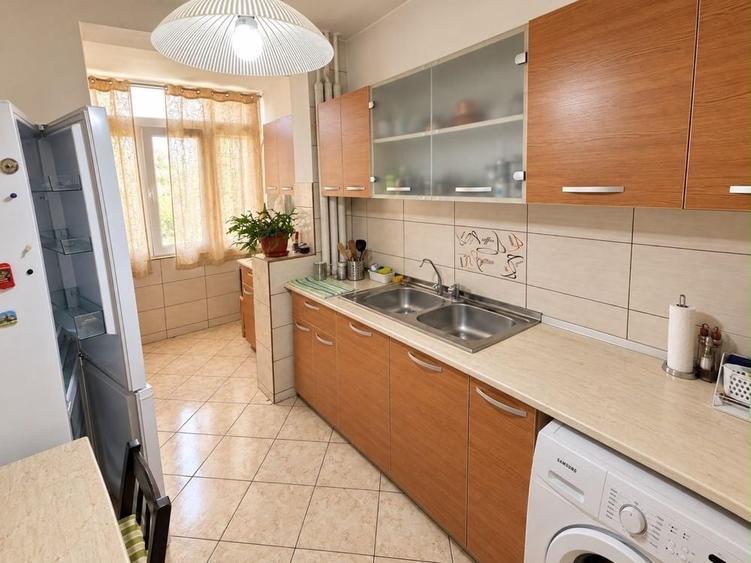 Apartament cu 3 camere semidecomandat în Iancului