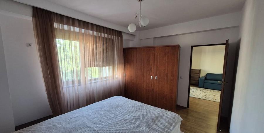 Apartament cu 3 camere semidecomandat, mobilat în Bucureștii Noi