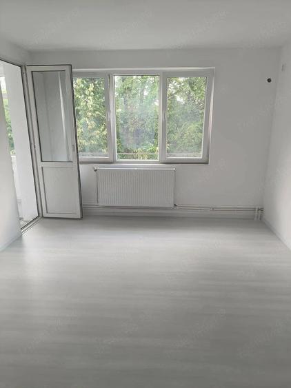 Apartament cu 3 camere semidecomandat în Berceni