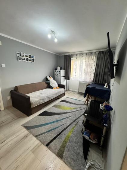 Apartament cu 2 camere semidecomandat, mobilat în Săsar