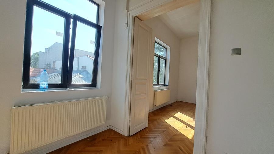 Casă cu 16 camere cu Canalizare în Capitale