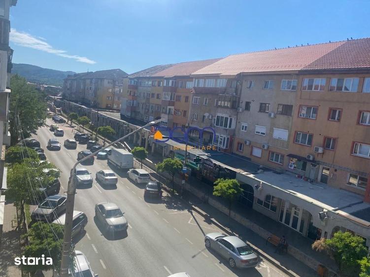 Apartament cu 4 camere decomandat în Central