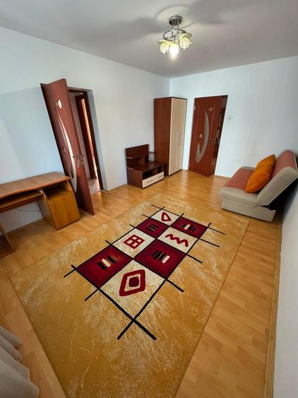 Apartament cu 3 camere semidecomandat în 7 Noiembrie