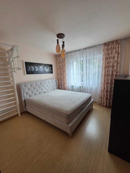 Apartament cu 3 camere semidecomandat în Nord
