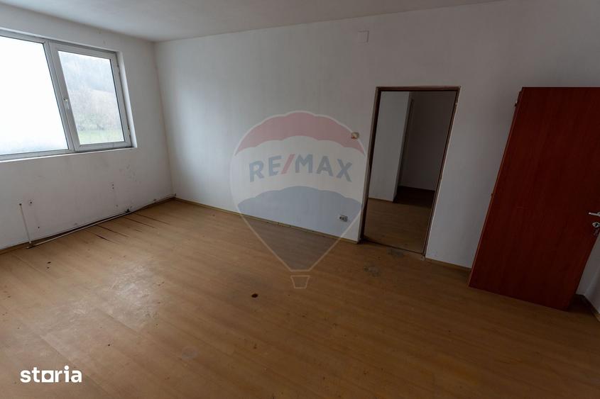Spațiu comercial, de 3,700 mp, în Petros