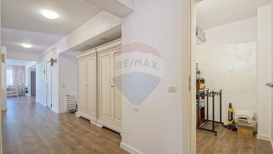 Apartament cu 5 camere decomandat în Noua