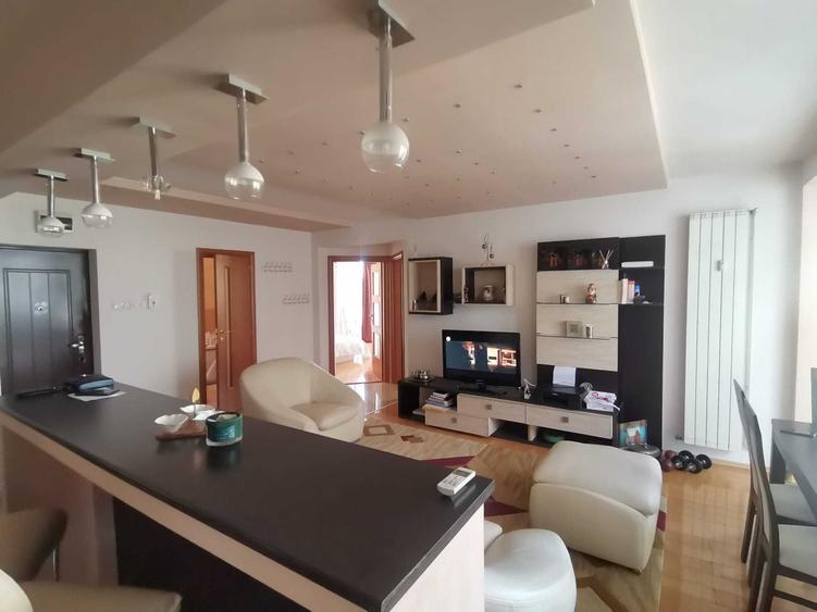 Apartament cu 3 camere decomandat în Nufărul
