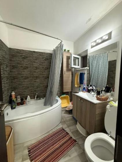 Apartament cu 3 camere decomandat în Titan