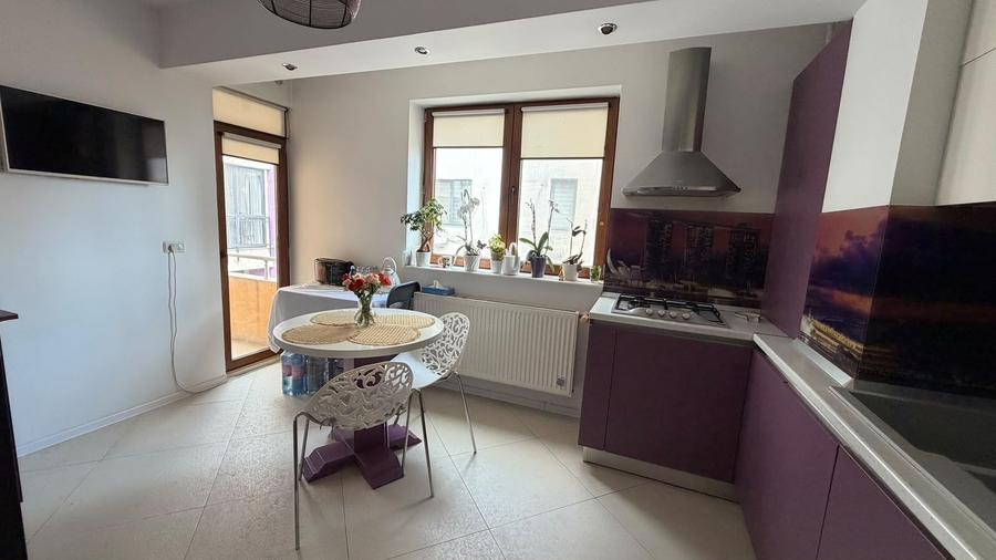 Apartament cu 3 camere decomandat, mobilat în Primo