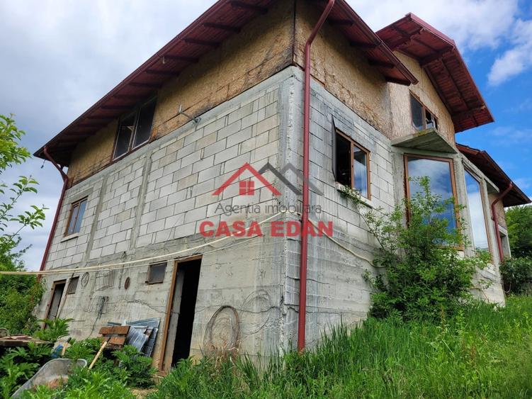 Casă individuală cu 7 camere cu Teren 1222 Mp în Câmpina