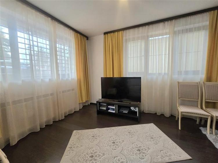 Apartament cu 5 camere semidecomandat în Bucureștii Noi