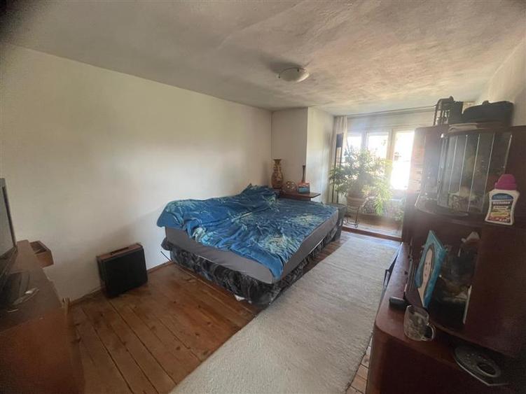 Casă individuală cu 8 camere cu Teren 280 Mp în Periferie