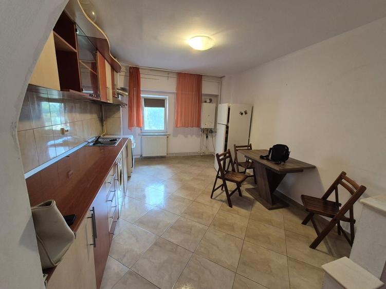 Apartament cu 4 camere decomandat, mobilat în Gara