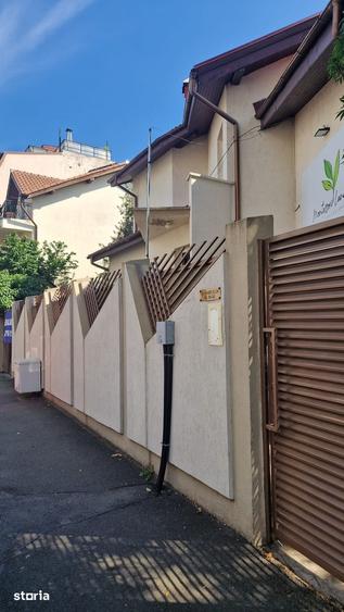 Casă cu 10 camere cu Teren 402 Mp în Tei
